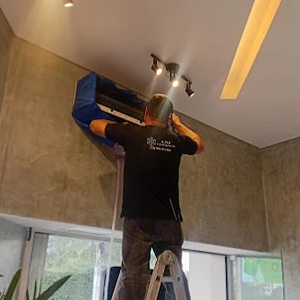 Profissional executando higienização